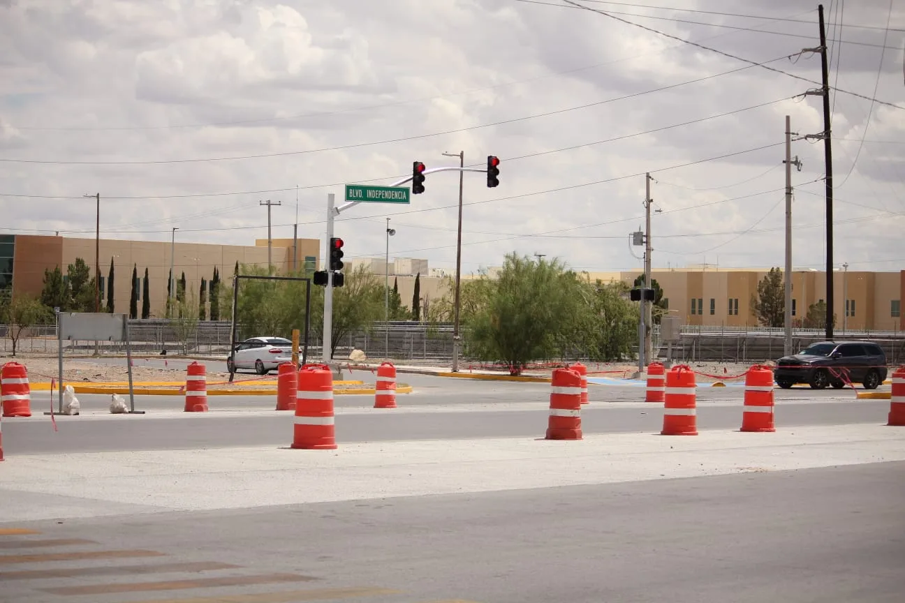 Nuevos semáforos comienzan a operar en el cruce de bulevar Independencia y calle Leonardo Solís Barraza - imagen 1