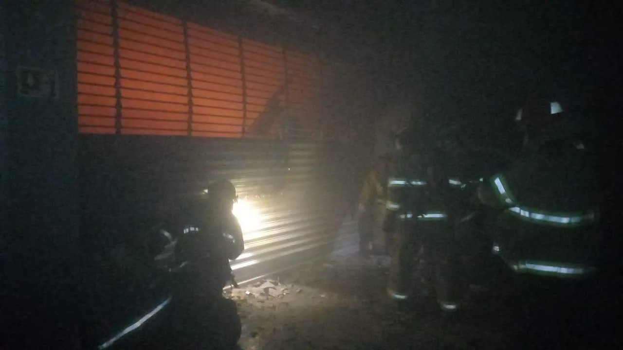 Incendio en joyerías del Río Grande Mall moviliza a Protección Civil en Río Grande - imagen 1