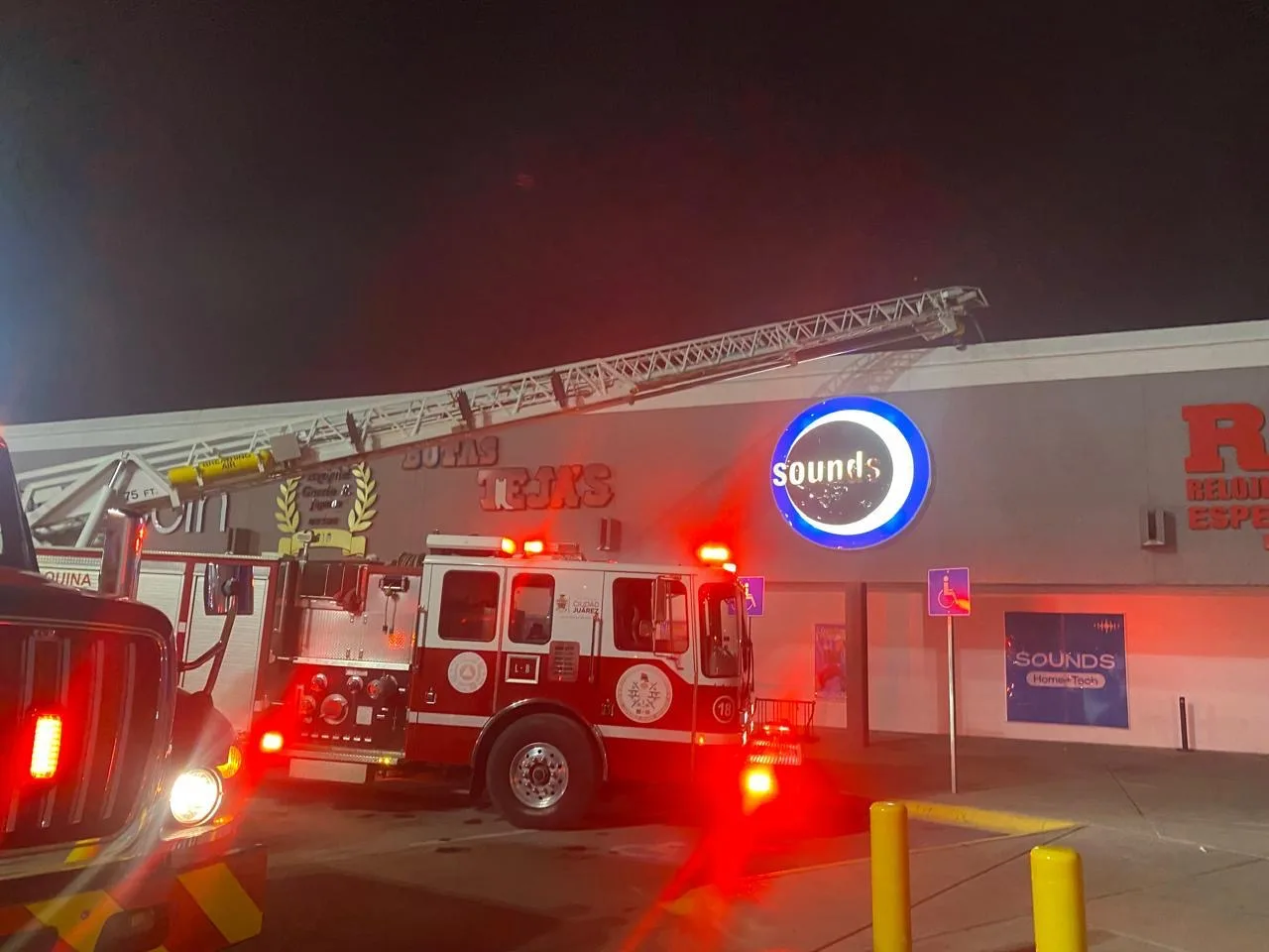 Incendio en joyerías del Río Grande Mall moviliza a Protección Civil en Río Grande - imagen 8