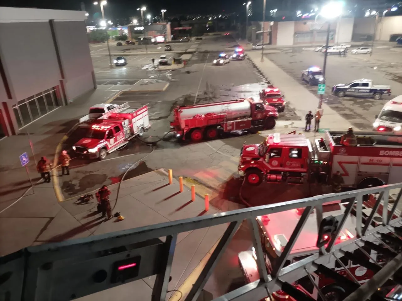Incendio en joyerías del Río Grande Mall moviliza a Protección Civil en Río Grande - imagen 10