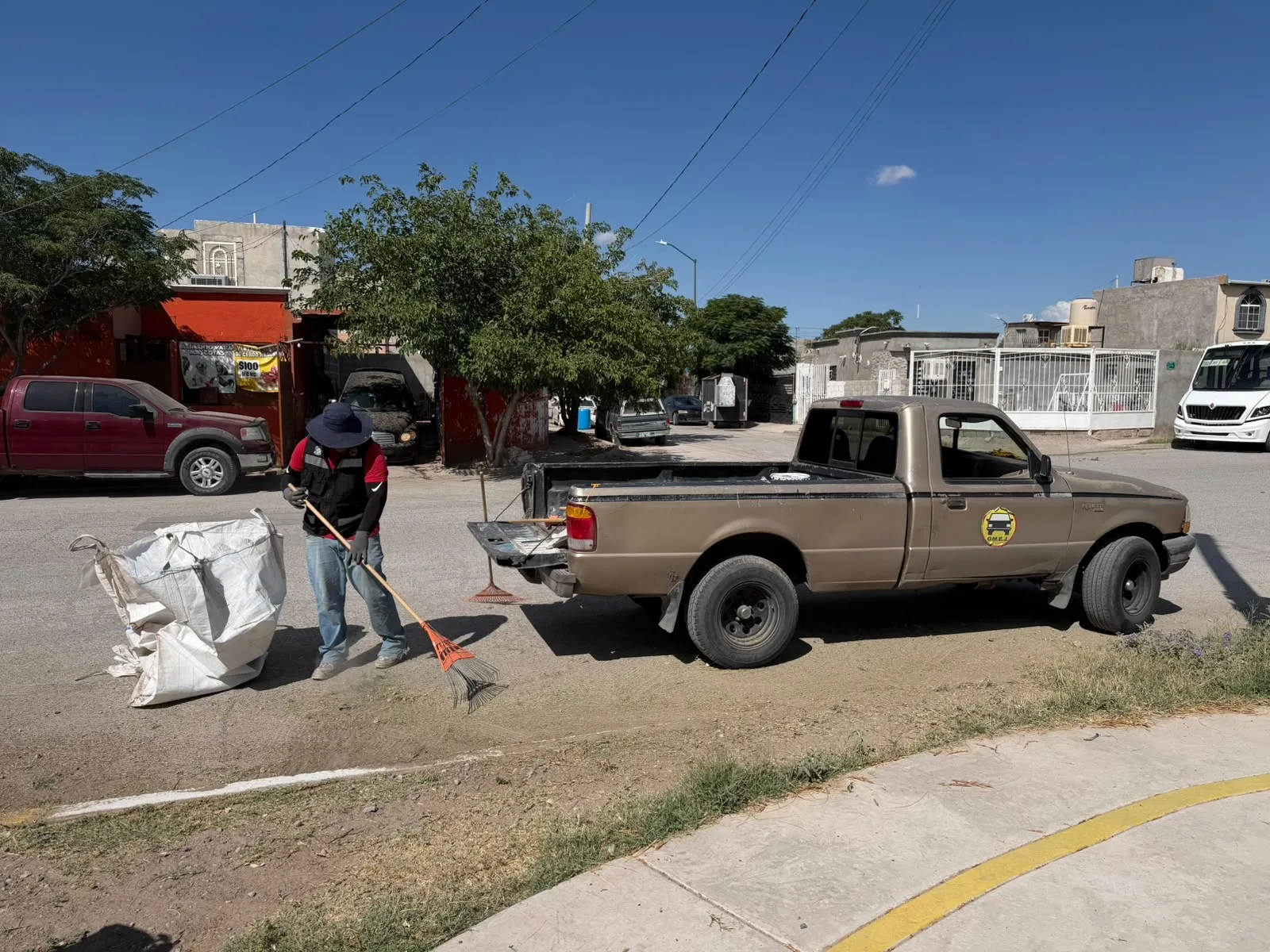 Jornada de limpieza y atención ciudadana en Riberas del Bravo etapa 3 impulsa programa Juárez Amanece Limpio - imagen 1