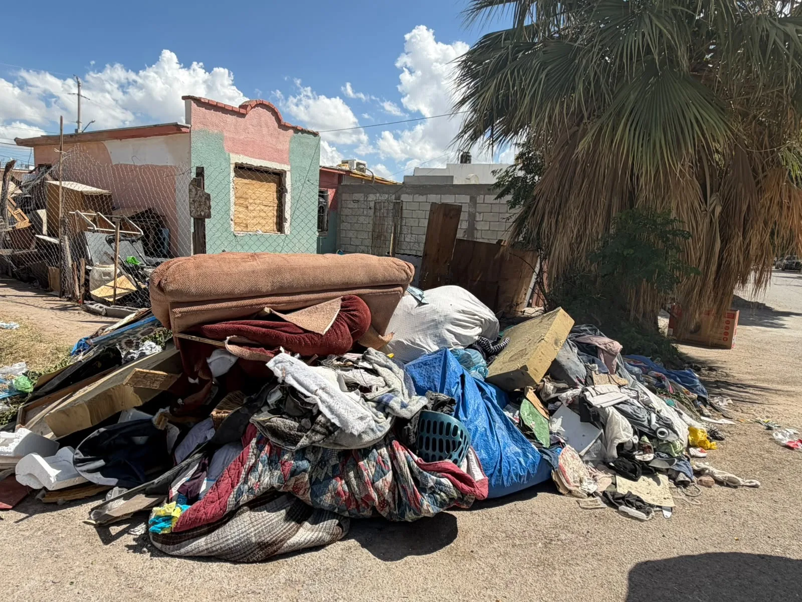 Jornada de limpieza y atención ciudadana en Riberas del Bravo etapa 3 impulsa programa Juárez Amanece Limpio - imagen 5