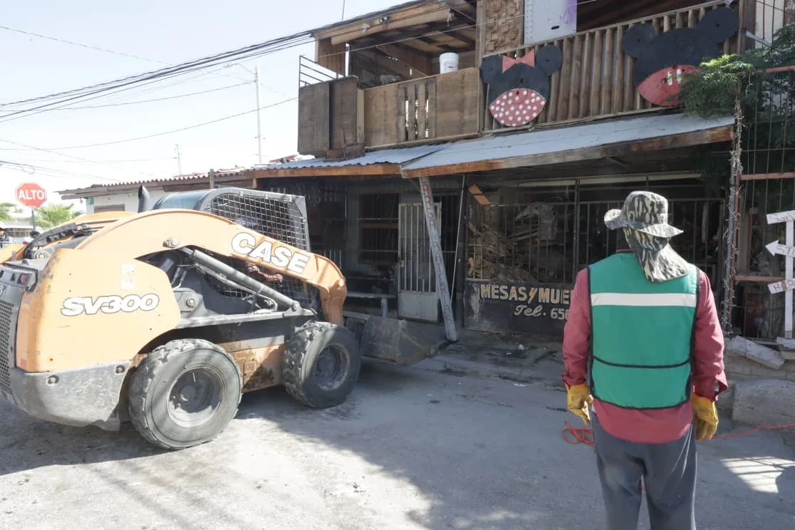 Retiran construcciones que bloqueaban banqueta en colonia Azteca durante operativo de reordenamiento urbano - imagen 1