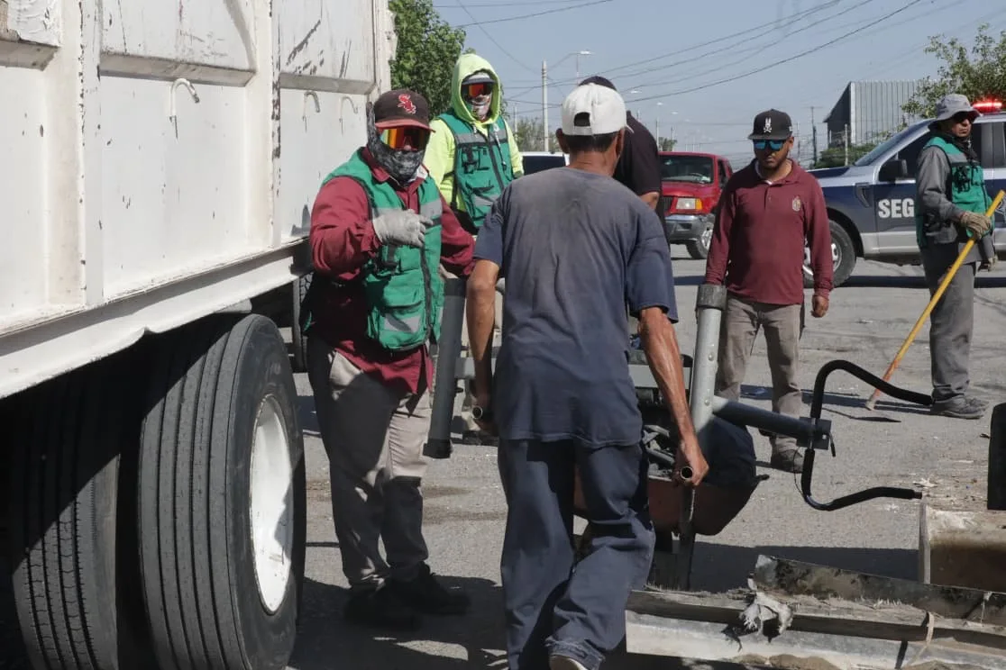 Retiran construcciones que bloqueaban banqueta en colonia Azteca durante operativo de reordenamiento urbano - imagen 2