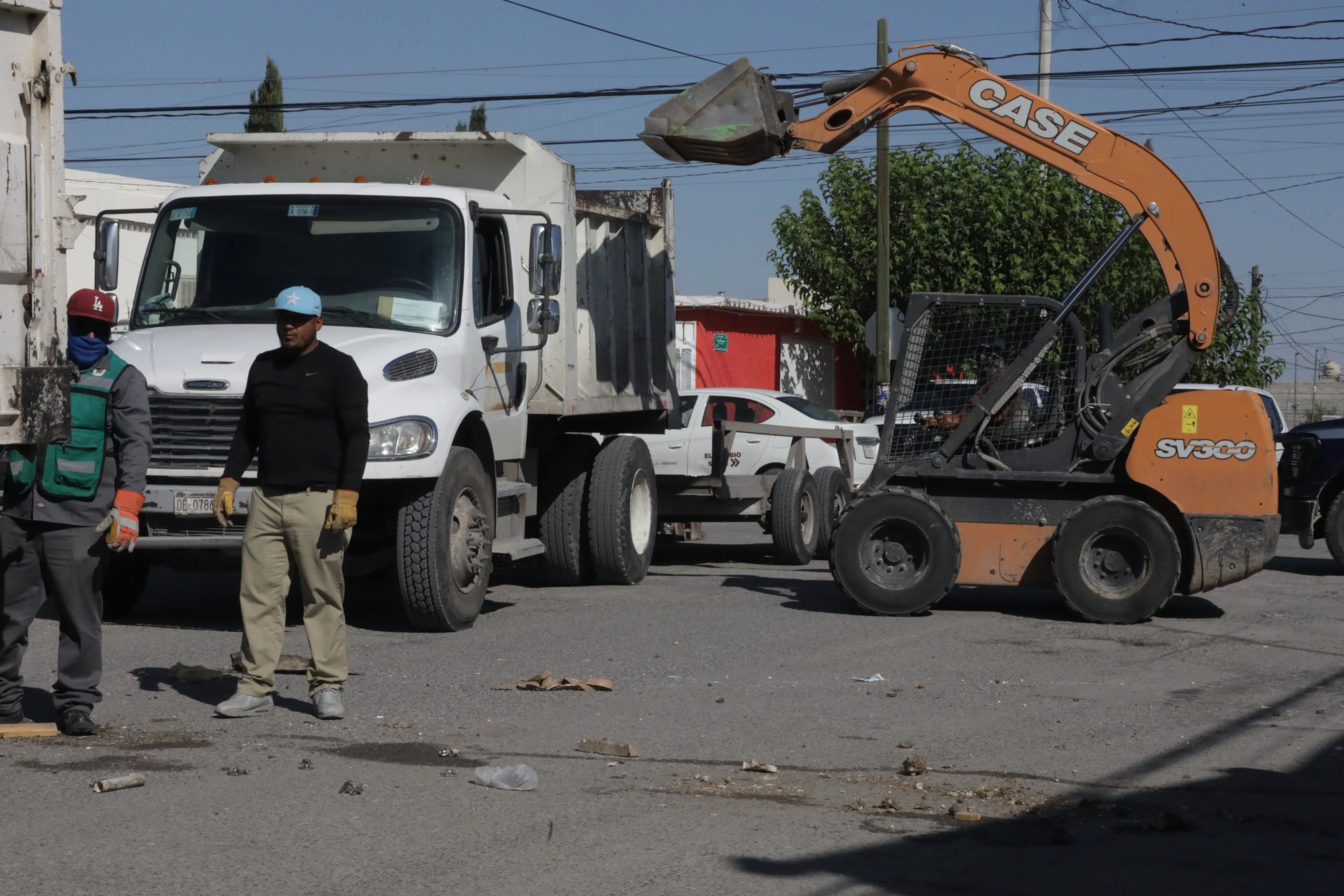 Retiran construcciones que bloqueaban banqueta en colonia Azteca durante operativo de reordenamiento urbano - imagen 3