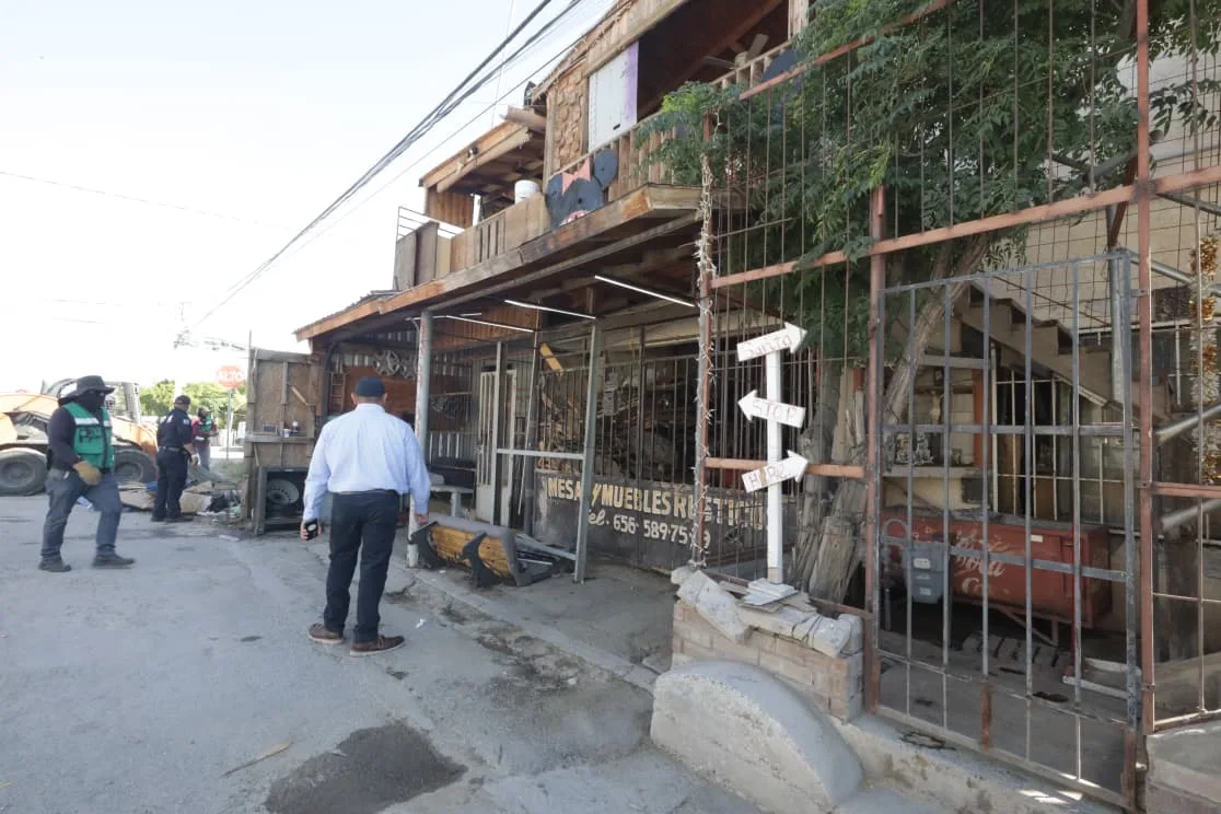 Retiran construcciones que bloqueaban banqueta en colonia Azteca durante operativo de reordenamiento urbano - imagen 4