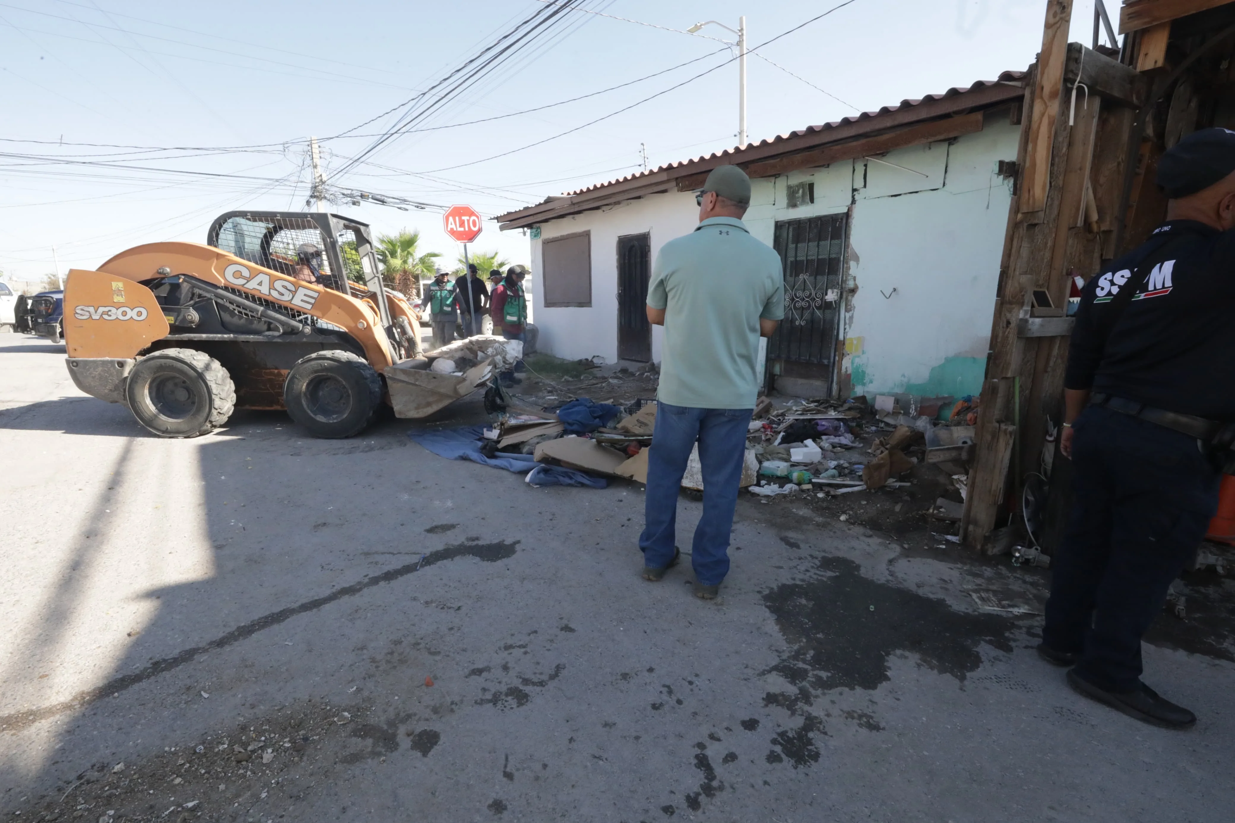 Retiran construcciones que bloqueaban banqueta en colonia Azteca durante operativo de reordenamiento urbano - imagen 5