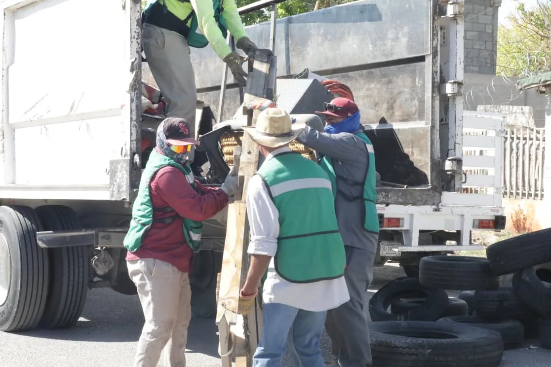 Retiran construcciones que bloqueaban banqueta en colonia Azteca durante operativo de reordenamiento urbano - imagen 6