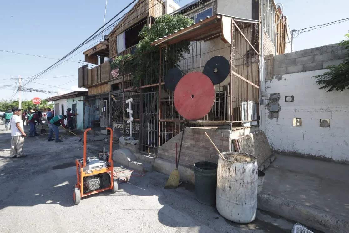 Retiran construcciones que bloqueaban banqueta en colonia Azteca durante operativo de reordenamiento urbano - imagen 7