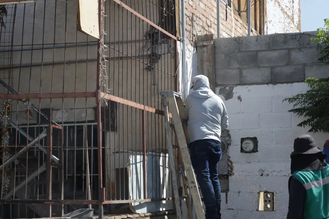 Retiran construcciones que bloqueaban banqueta en colonia Azteca durante operativo de reordenamiento urbano - imagen 10