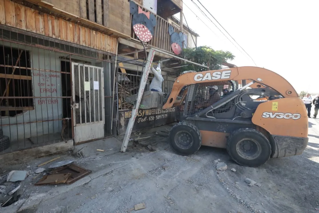 Retiran construcciones que bloqueaban banqueta en colonia Azteca durante operativo de reordenamiento urbano - imagen 8