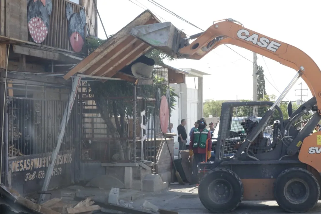 Retiran construcciones que bloqueaban banqueta en colonia Azteca durante operativo de reordenamiento urbano - imagen 9