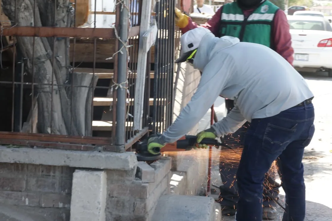 Retiran construcciones que bloqueaban banqueta en colonia Azteca durante operativo de reordenamiento urbano - imagen 11