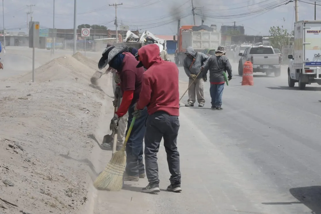 Avanza mantenimiento integral en la carretera Juárez Porvenir para mejorar vialidad y limpieza urbana - imagen 3