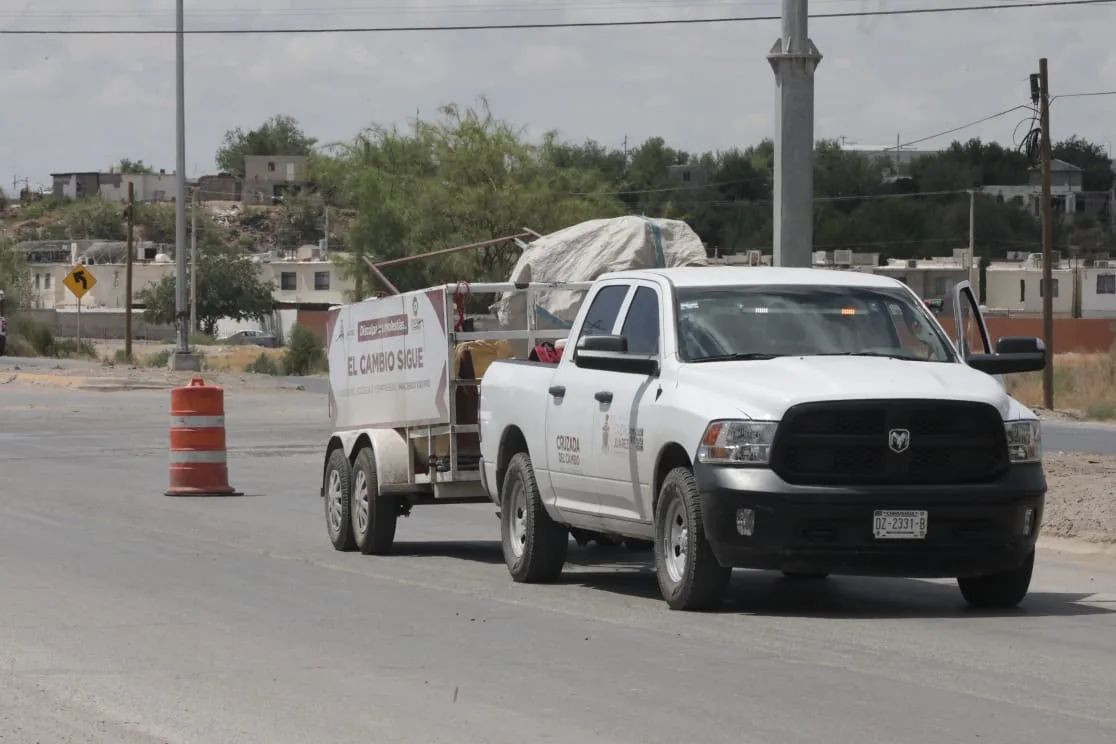 Avanza mantenimiento integral en la carretera Juárez Porvenir para mejorar vialidad y limpieza urbana - imagen 1