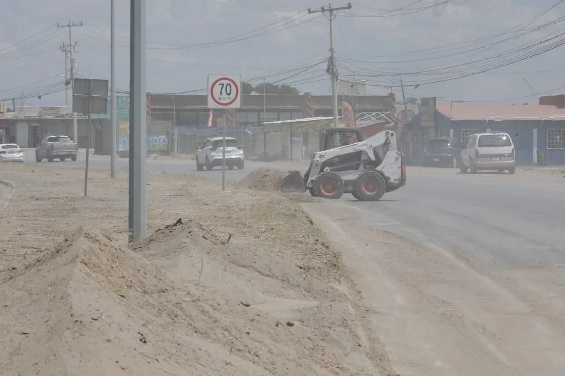 Avanza mantenimiento integral en la carretera Juárez Porvenir para mejorar vialidad y limpieza urbana - imagen 2