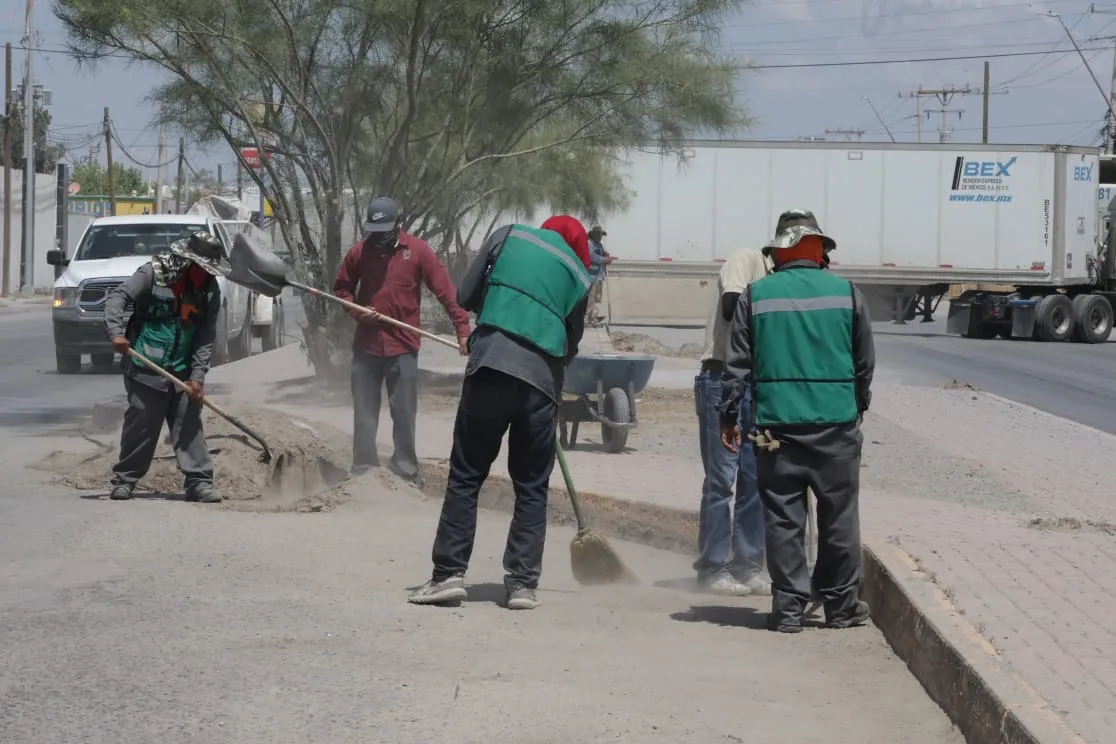 Avanza mantenimiento integral en la carretera Juárez Porvenir para mejorar vialidad y limpieza urbana - imagen 5