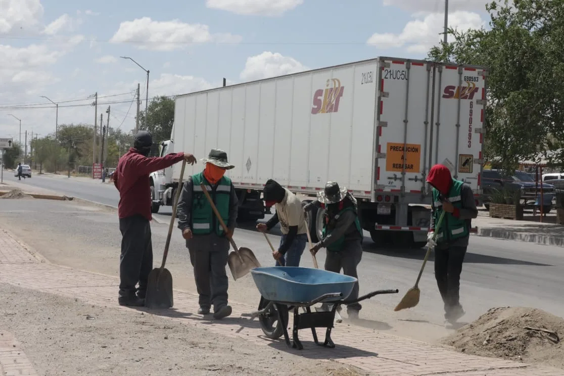 Avanza mantenimiento integral en la carretera Juárez Porvenir para mejorar vialidad y limpieza urbana - imagen 4