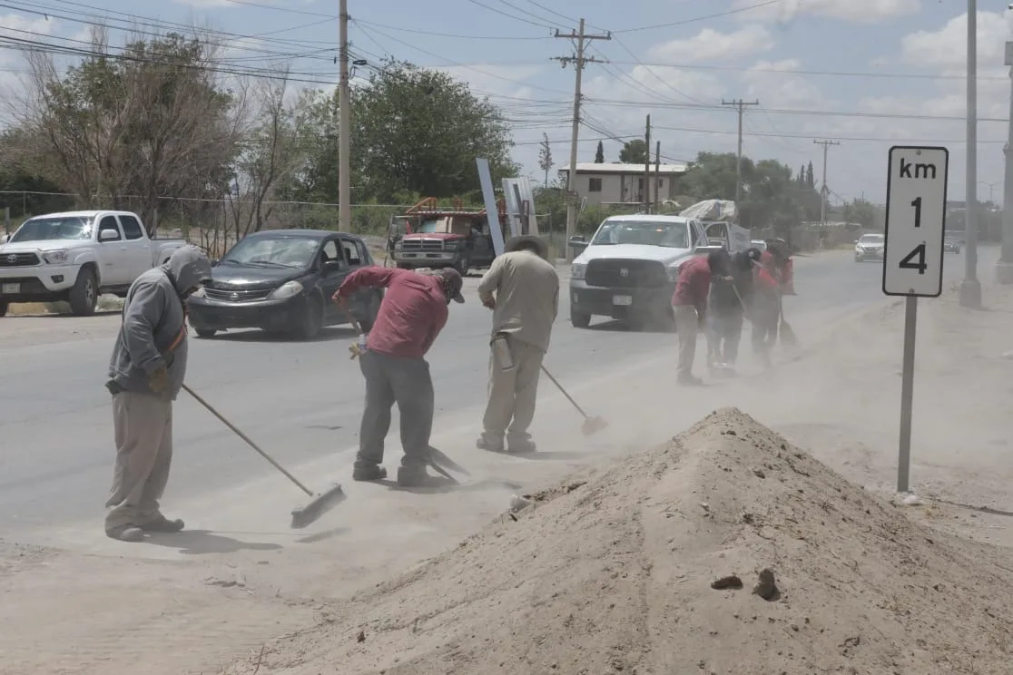 Avanza mantenimiento integral en la carretera Juárez Porvenir para mejorar vialidad y limpieza urbana - imagen 6