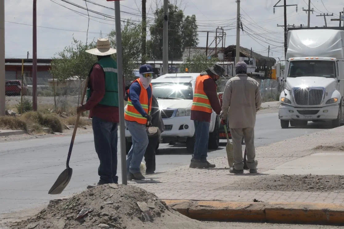 Avanza mantenimiento integral en la carretera Juárez Porvenir para mejorar vialidad y limpieza urbana - imagen 7