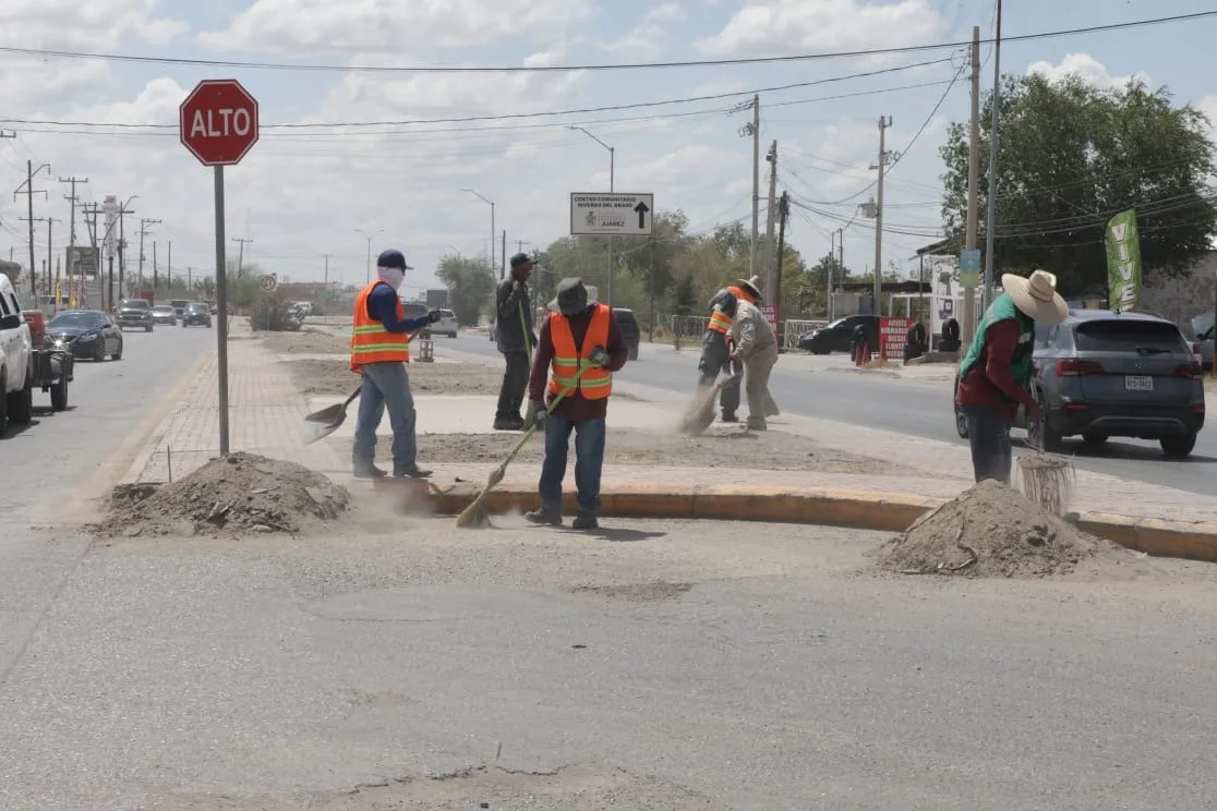 Avanza mantenimiento integral en la carretera Juárez Porvenir para mejorar vialidad y limpieza urbana - imagen 8