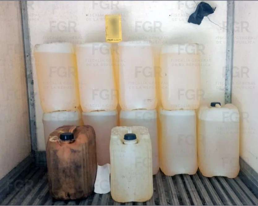 FGR asegura más de 1,800 litros de hidrocarburo en dos cateos en Veracruz - imagen 2