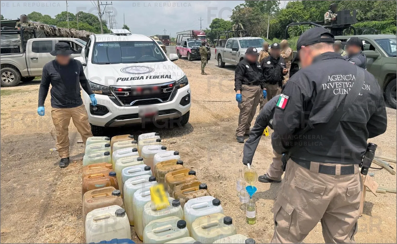 FGR asegura más de 1,800 litros de hidrocarburo en dos cateos en Veracruz - imagen 8