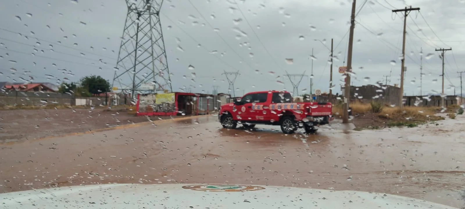 Protección Civil advierte sobre riesgos de cruzar arroyos y calles inundadas en Chihuahua por lluvias intensas - imagen 6