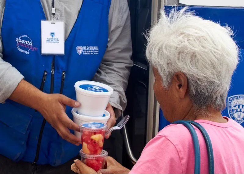 NutriChihuahua lleva comedor móvil a la colonia El Palomar para ofrecer alimentos calientes - imagen 1