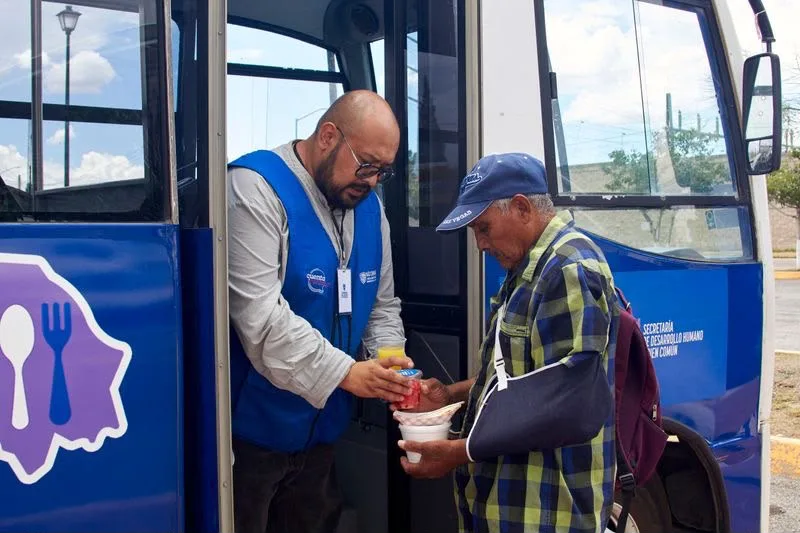 NutriChihuahua lleva comedor móvil a la colonia El Palomar para ofrecer alimentos calientes - imagen 4
