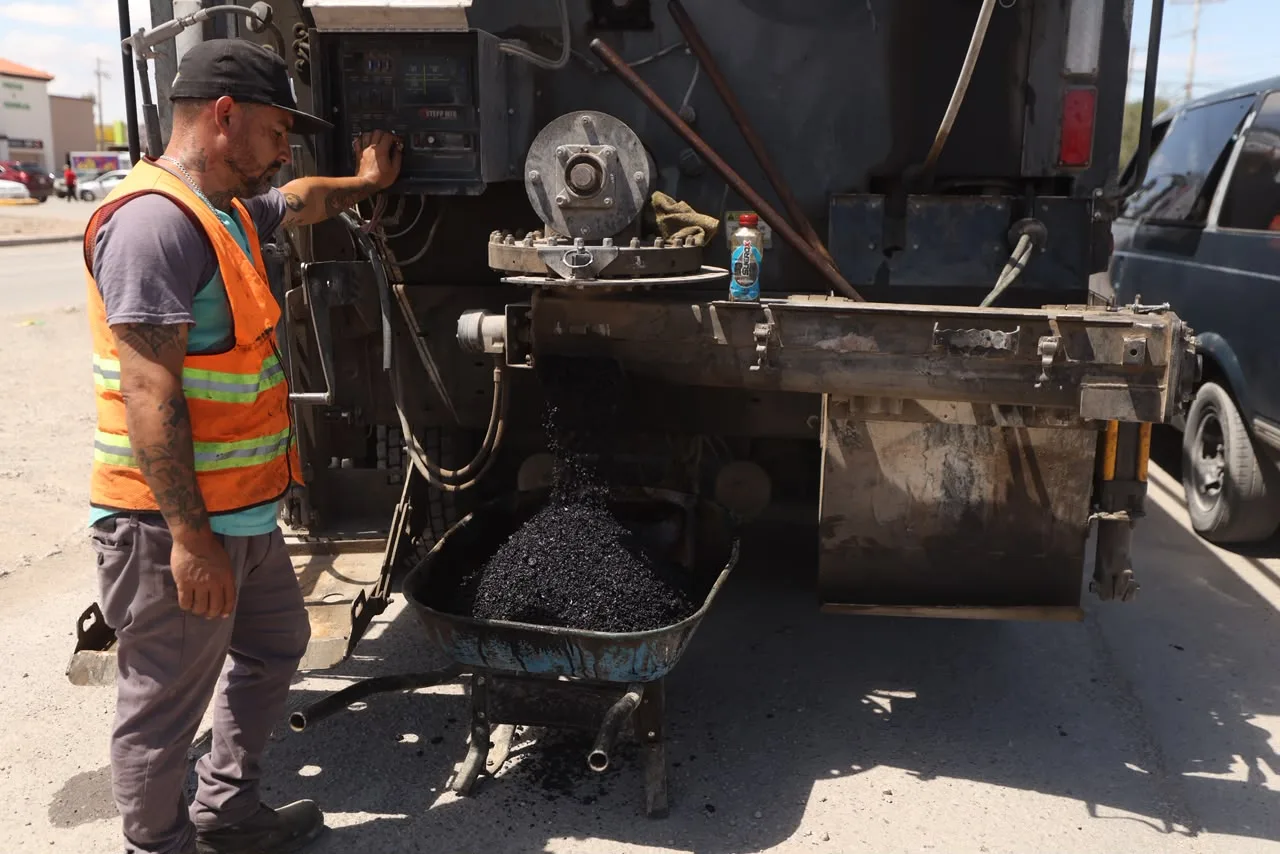Héctor Rafael Ortiz Orpinel supervisa trabajos de bacheo en Riberas del Bravo y solicita atención a infraestructura dañada de JMAS - imagen 1