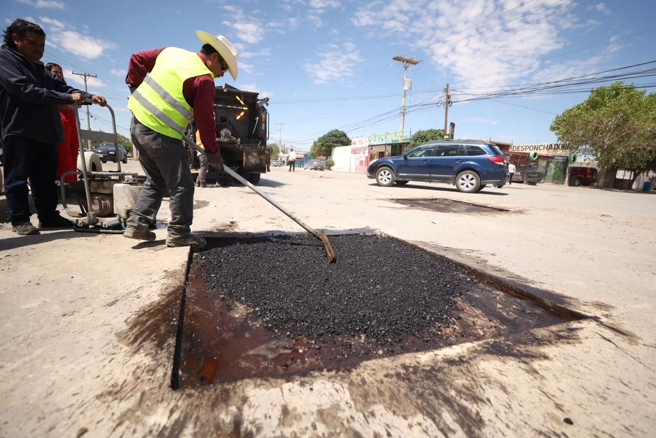 Héctor Rafael Ortiz Orpinel supervisa trabajos de bacheo en Riberas del Bravo y solicita atención a infraestructura dañada de JMAS - imagen 2