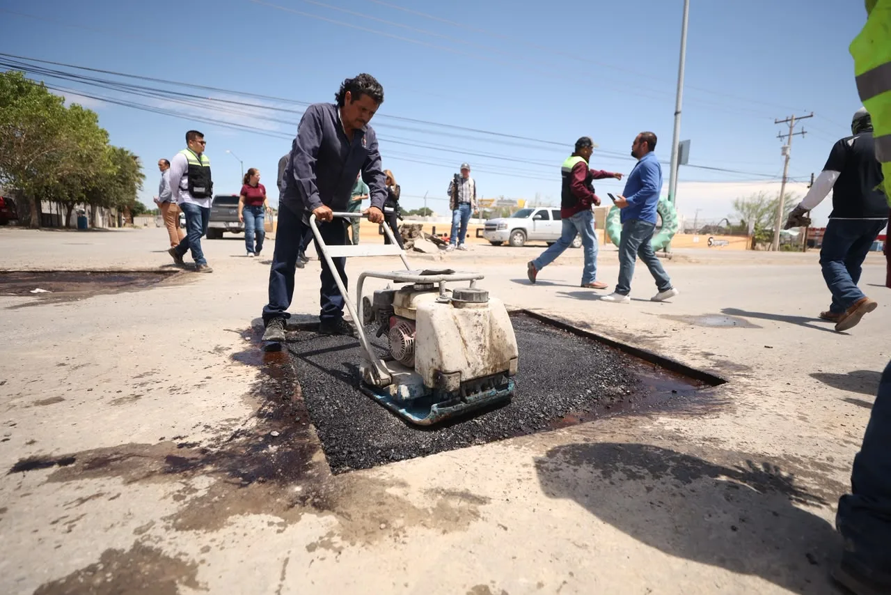 Héctor Rafael Ortiz Orpinel supervisa trabajos de bacheo en Riberas del Bravo y solicita atención a infraestructura dañada de JMAS - imagen 3