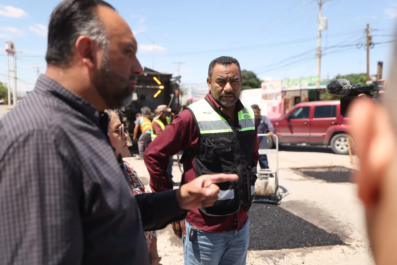 Héctor Rafael Ortiz Orpinel supervisa trabajos de bacheo en Riberas del Bravo y solicita atención a infraestructura dañada de JMAS - imagen 6