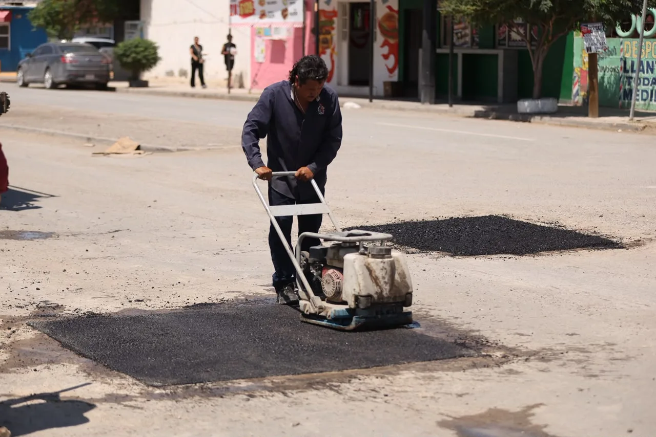 Héctor Rafael Ortiz Orpinel supervisa trabajos de bacheo en Riberas del Bravo y solicita atención a infraestructura dañada de JMAS - imagen 7