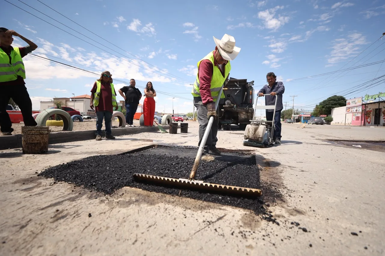 Héctor Rafael Ortiz Orpinel supervisa trabajos de bacheo en Riberas del Bravo y solicita atención a infraestructura dañada de JMAS - imagen 5