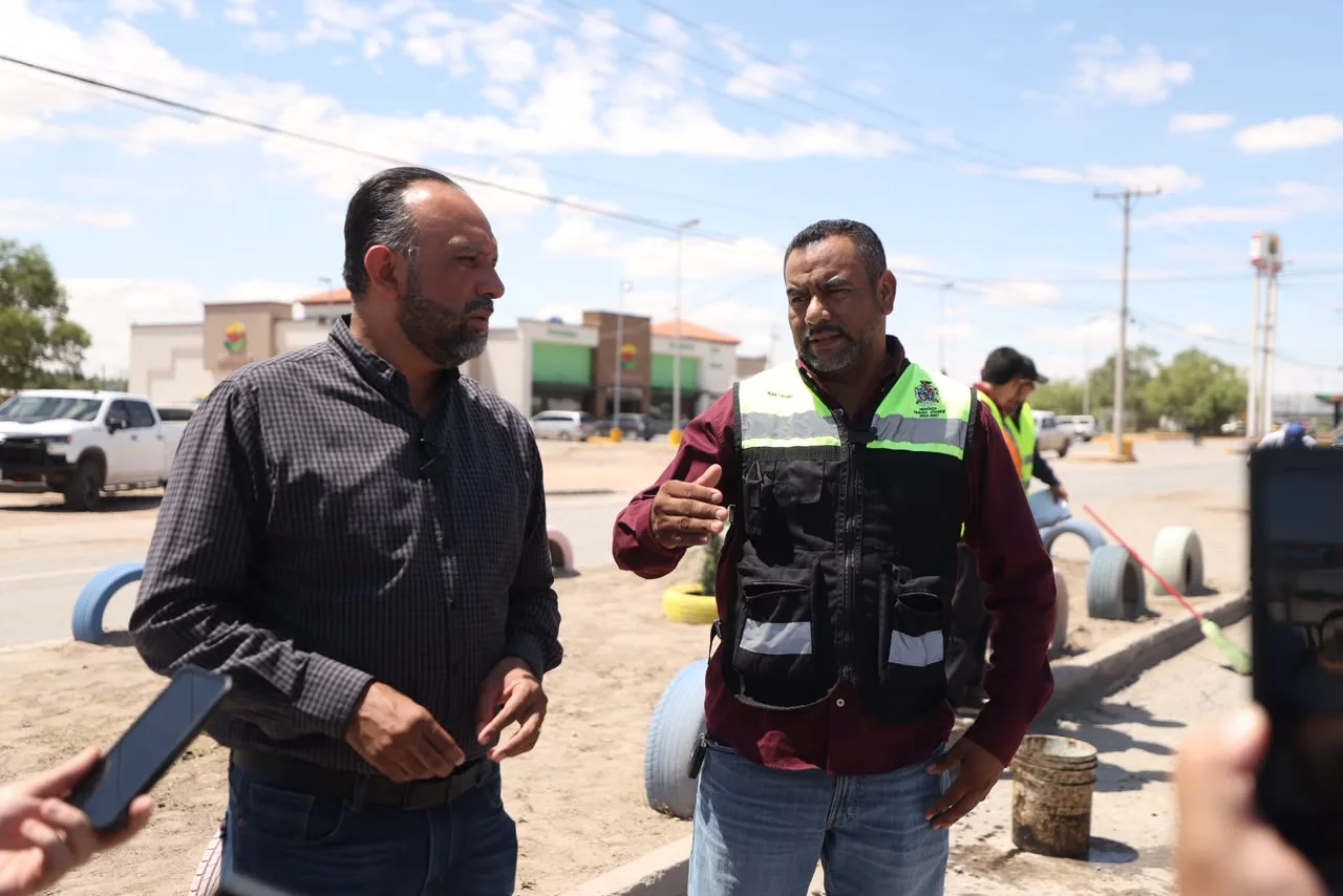 Héctor Rafael Ortiz Orpinel supervisa trabajos de bacheo en Riberas del Bravo y solicita atención a infraestructura dañada de JMAS - imagen 8