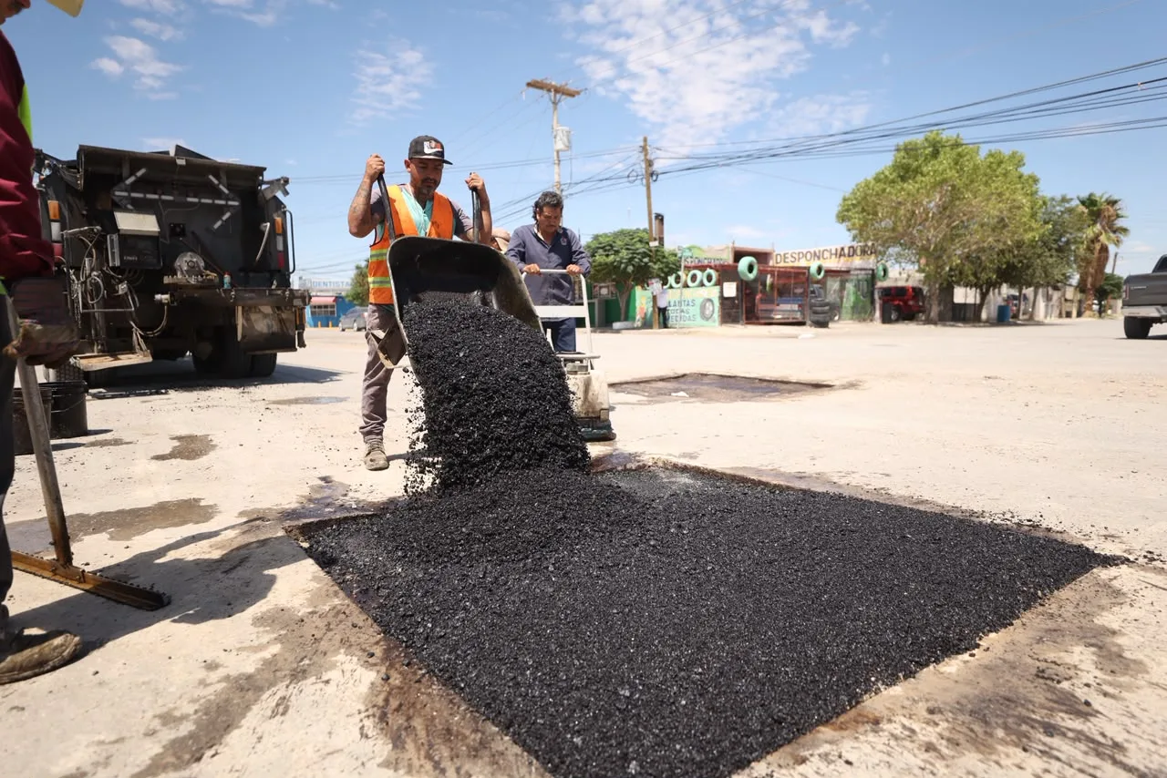 Héctor Rafael Ortiz Orpinel supervisa trabajos de bacheo en Riberas del Bravo y solicita atención a infraestructura dañada de JMAS - imagen 9