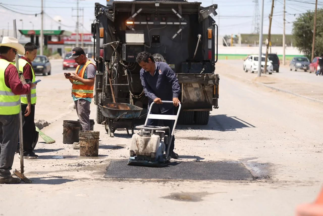 Héctor Rafael Ortiz Orpinel supervisa trabajos de bacheo en Riberas del Bravo y solicita atención a infraestructura dañada de JMAS - imagen 11
