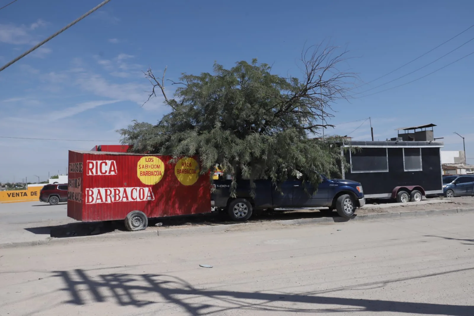 Retiran puestos abandonados y liberan espacios públicos en Riberas del Bravo, Juárez - imagen 1