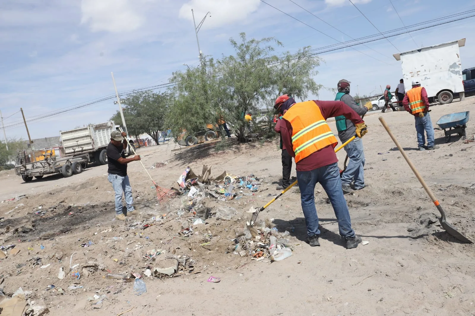 Retiran puestos abandonados y liberan espacios públicos en Riberas del Bravo, Juárez - imagen 3
