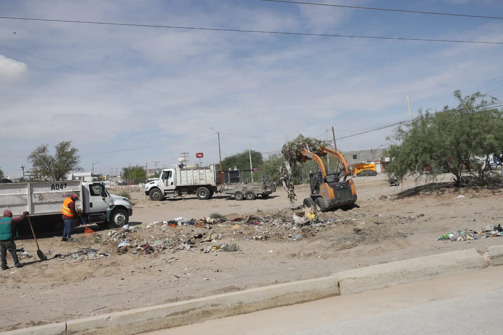 Retiran puestos abandonados y liberan espacios públicos en Riberas del Bravo, Juárez - imagen 2