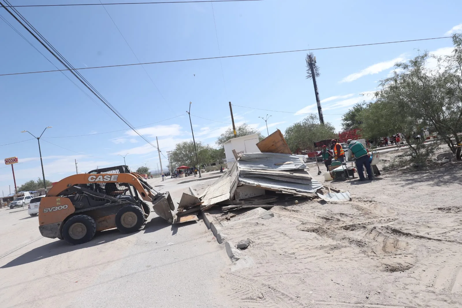Retiran puestos abandonados y liberan espacios públicos en Riberas del Bravo, Juárez - imagen 5