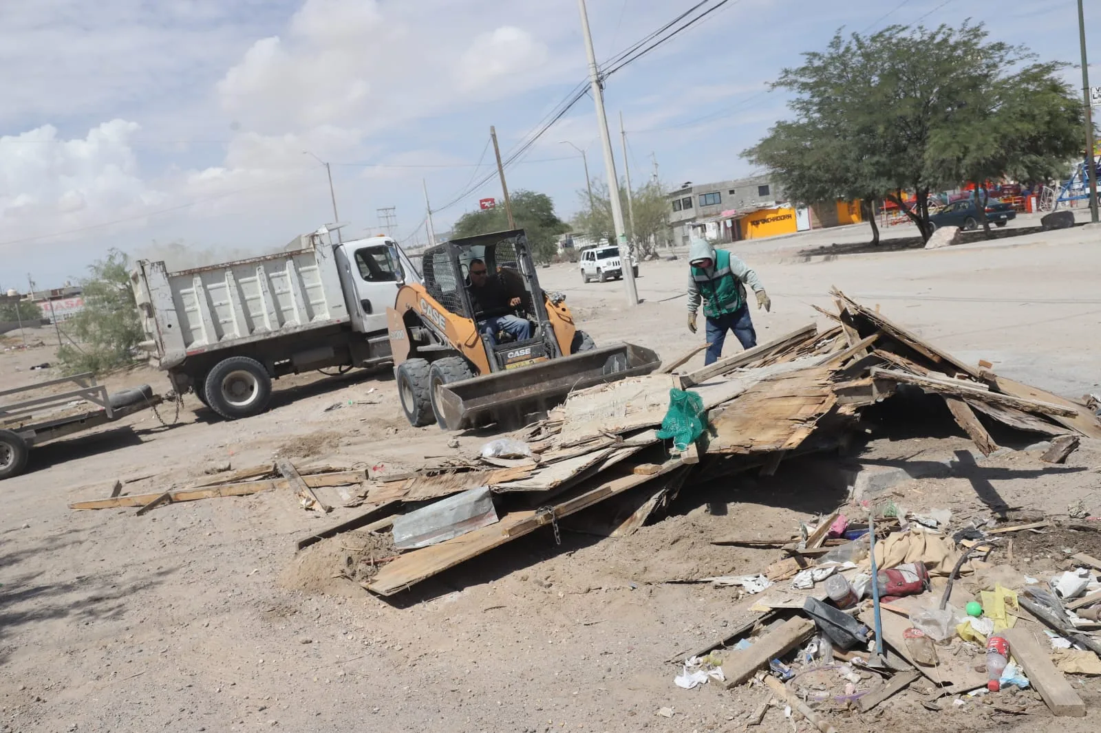 Retiran puestos abandonados y liberan espacios públicos en Riberas del Bravo, Juárez - imagen 4