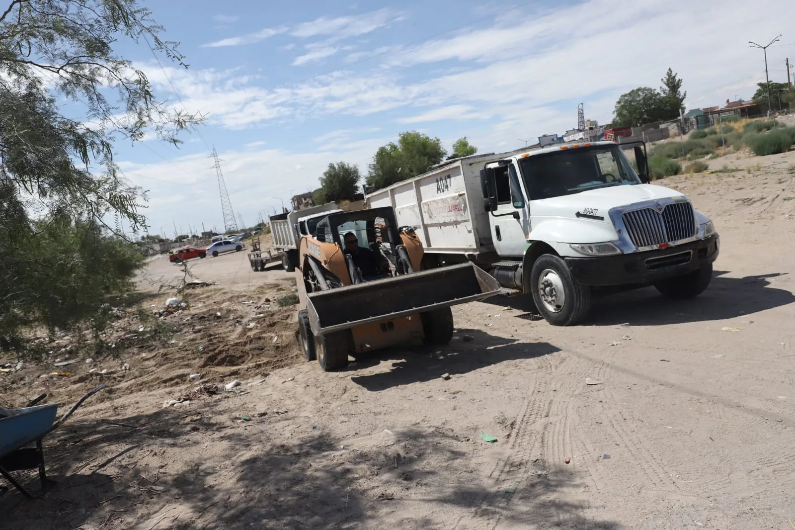 Retiran puestos abandonados y liberan espacios públicos en Riberas del Bravo, Juárez - imagen 6