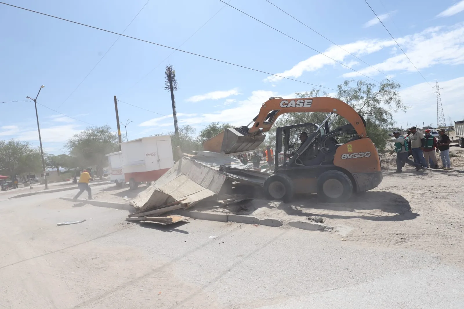 Retiran puestos abandonados y liberan espacios públicos en Riberas del Bravo, Juárez - imagen 8