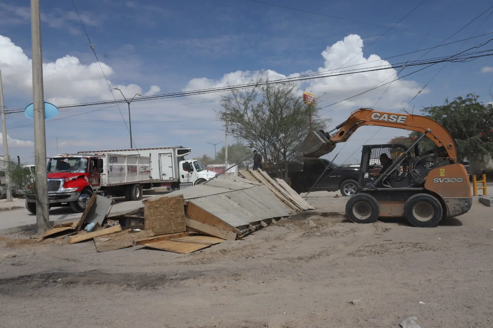 Retiran puestos abandonados y liberan espacios públicos en Riberas del Bravo, Juárez - imagen 10