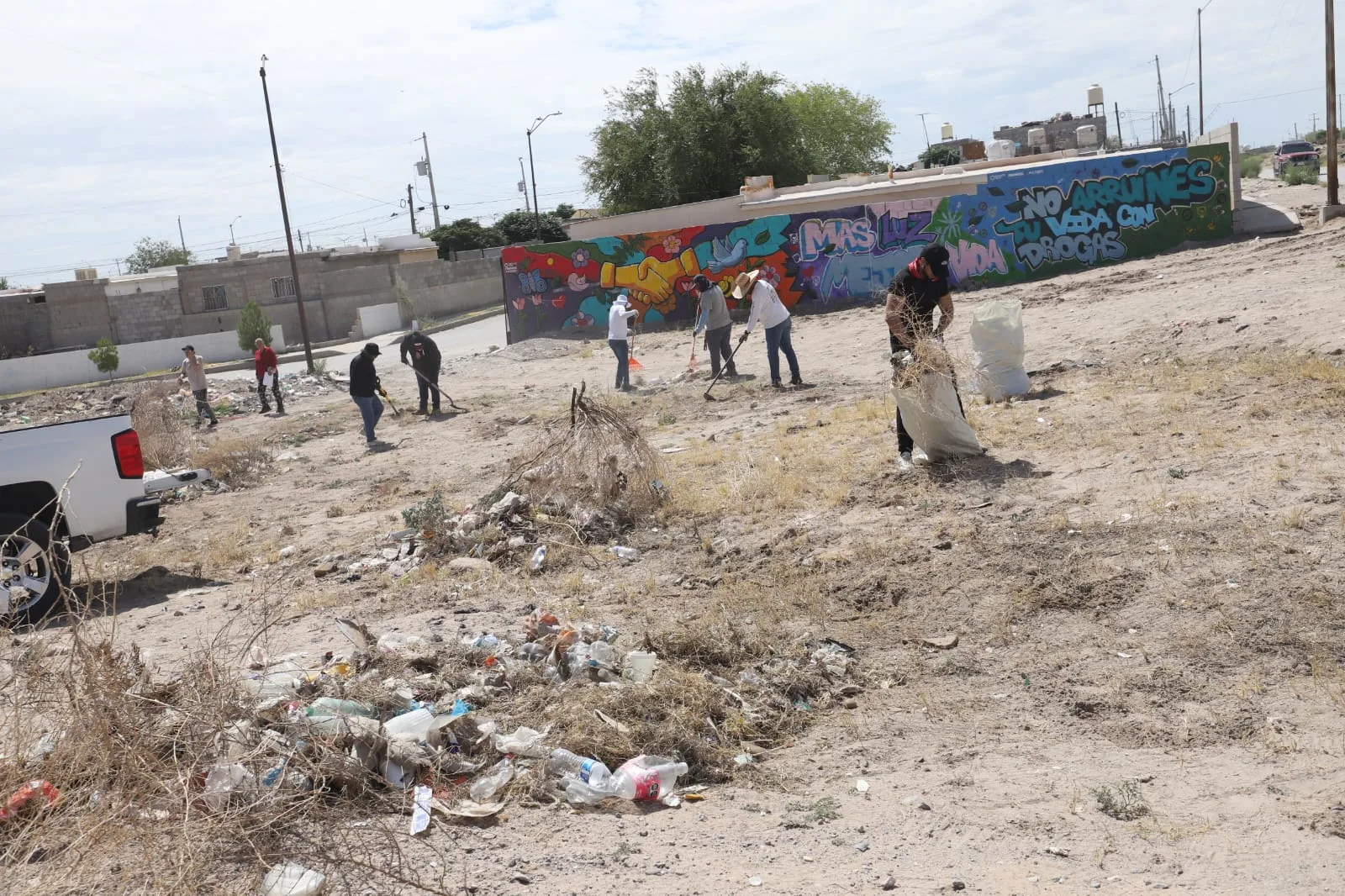 Retiran puestos abandonados y liberan espacios públicos en Riberas del Bravo, Juárez - imagen 9