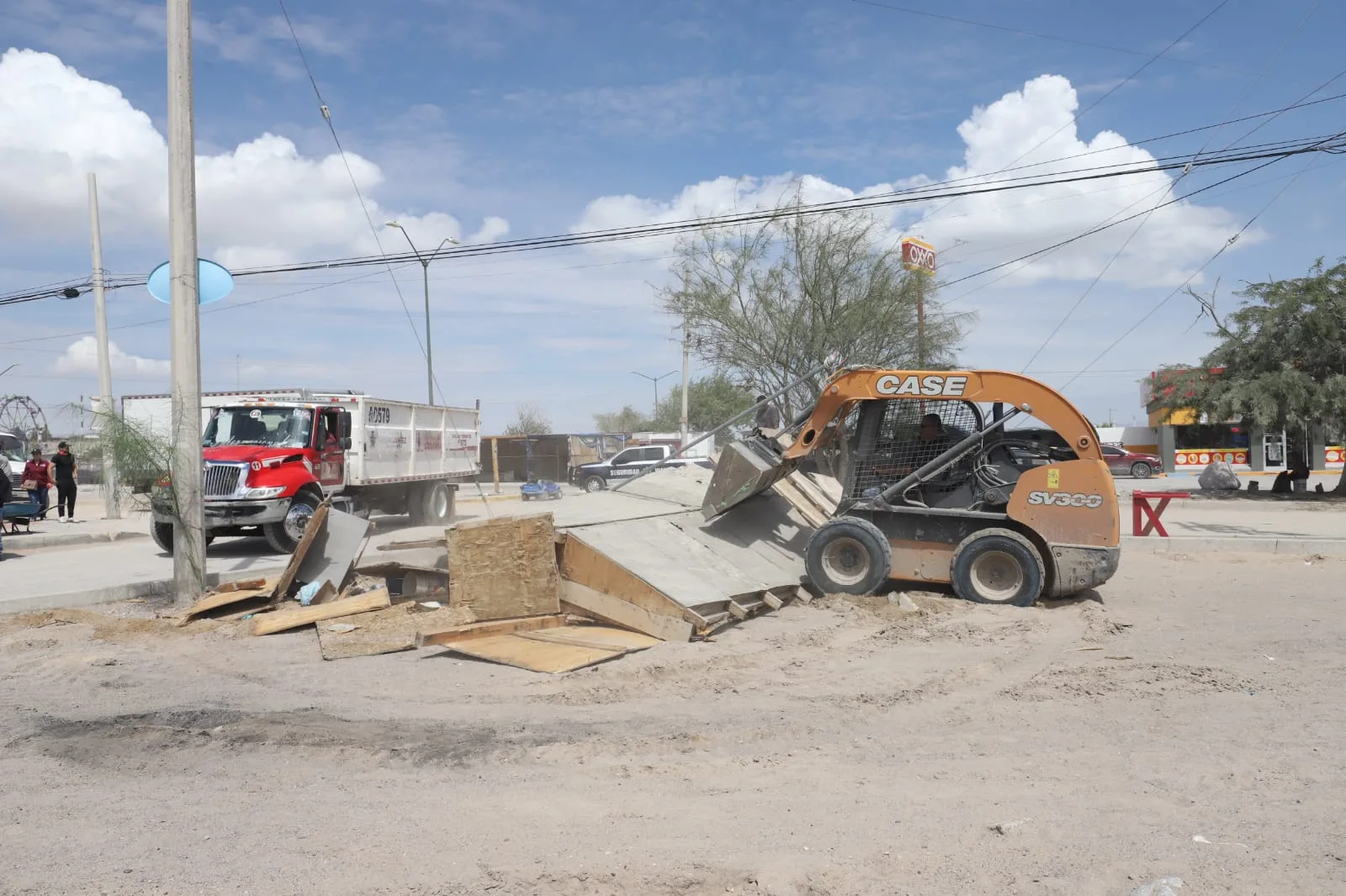 Retiran puestos abandonados y liberan espacios públicos en Riberas del Bravo, Juárez - imagen 11