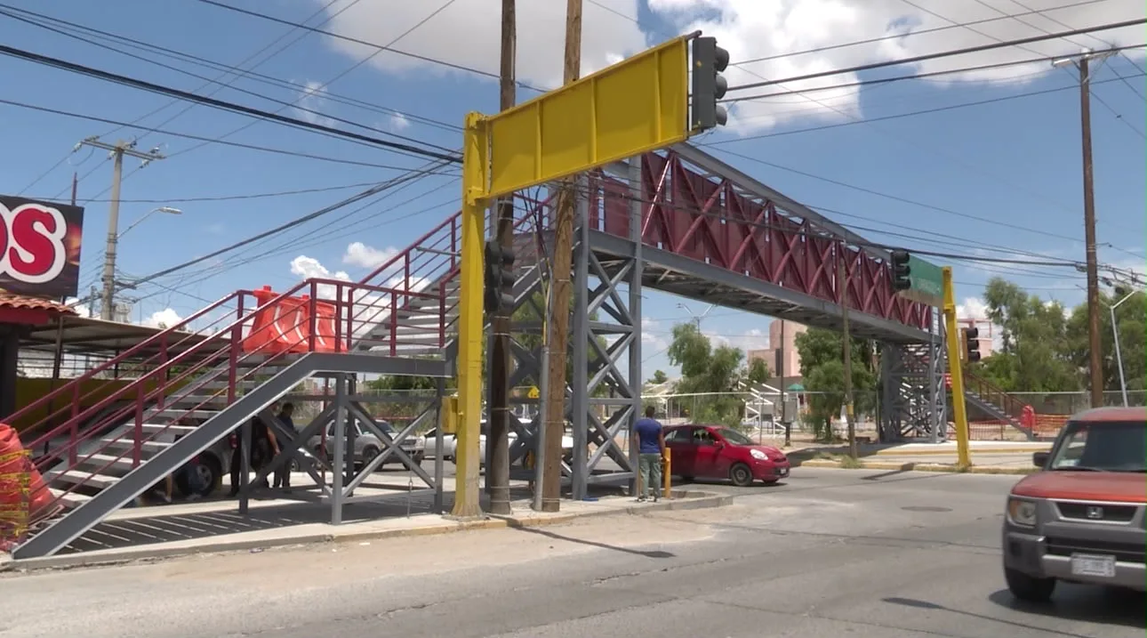 Construcción del puente peatonal en calle Tapioca sigue en proceso, advierte Municipio - imagen 1